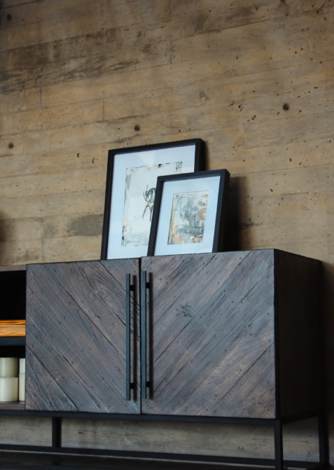 CÓMODA ZIZU 4 PUERTAS Y ENTREPAÑOS LEÑA